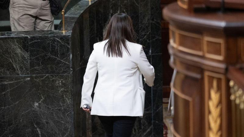 La diputada del PP Ana Vázquez abandona el Congreso con el bote de spray pimienta. Archivo EP
