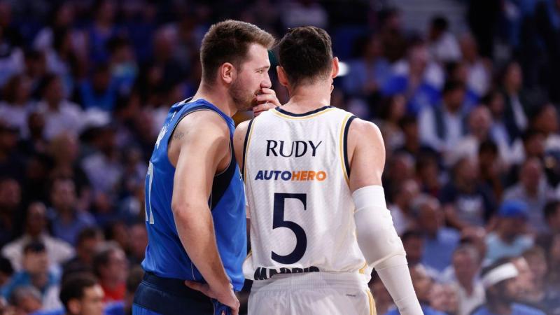 Luka Doncic y Rudy Fernández conversan durante un amistoso entre los Dallas Mavericks y el Real Madrid en 2023. Europa Press Archivo.