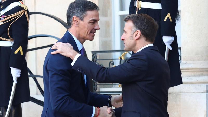 Pedro Sánchez junto a Emmanuel Macron en su llegada a la reunión de la Coalición de Voluntarios el 6 de enero de 2026