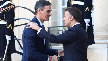 Pedro Sánchez junto a Emmanuel Macron en su llegada a la reunión de la Coalición de Voluntarios el 6 de enero de 2026