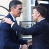 Pedro Sánchez junto a Emmanuel Macron en su llegada a la reunión de la Coalición de Voluntarios el 6 de enero de 2026