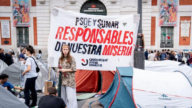 Numerosas personas con pancarta con lema 'PSOE y Sumar, responsables de nuestra miseria', acampadas en tiendas de campaña en la Puerta del Sol. EP. (1)