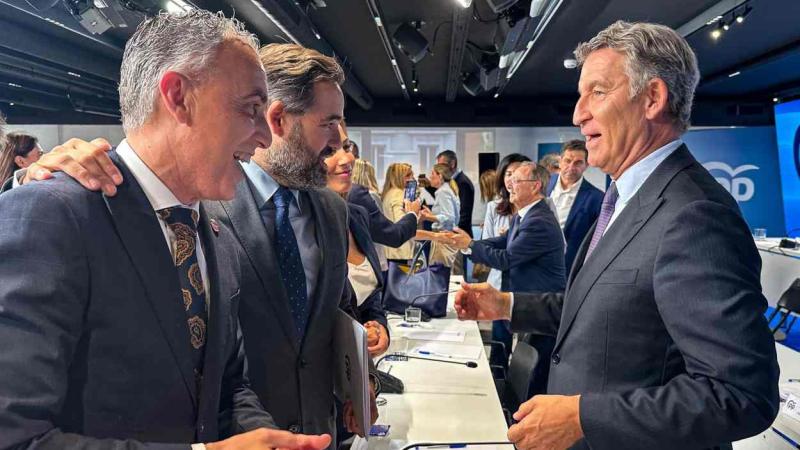 El alcalde de Puertollano, en primer plano, junto a Paco Núñez, saluda a Alberto Núñez Feijóo durante la Junta Directiva Nacional del PP celebrada este 28 de septiembre. EP.