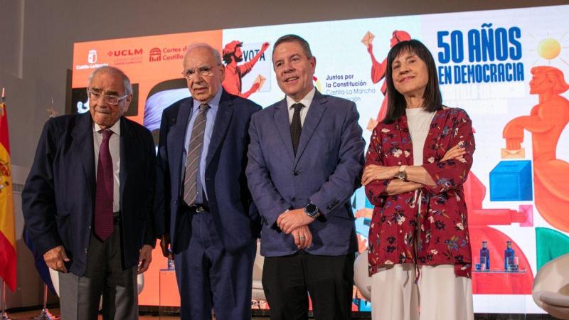 El presidente de Castilla La Mancha, Emiliano García Page, junto a Alfonso Guerra, Rodolfo Martín Villa y la periodista Anabel Díez, durante la inauguración de la exposición sobre la Transición en Castilla La Mancha. EP.