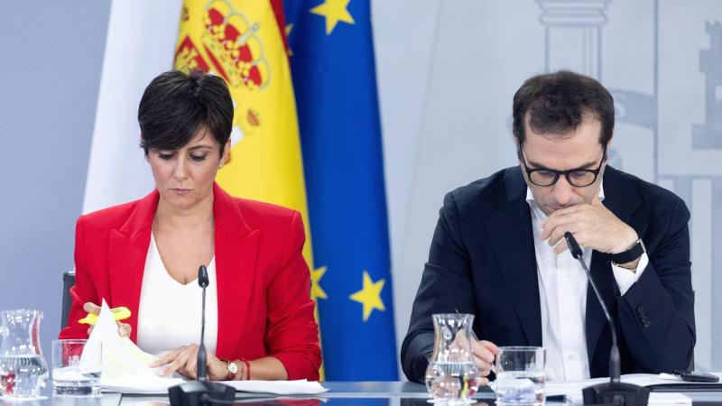 La ministra de Vivienda y Agenda Urbana, Isabel Rodríguez, y el vicepresidente primero y ministro de Economía y Comercio, Carlos Cuerpo, en la rueda de prensa posterior al Consejo de Ministros. EP