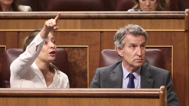 La portavoz del PP en el Congreso, Ester Muñoz, y el presidente del PP, Alberto Núñez Feijóo, durante un pleno en el Congreso de los Diputados. EP.
