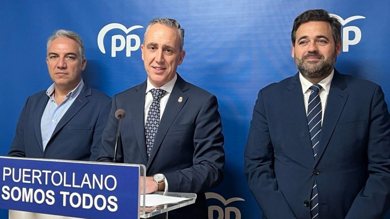 El alcalde de Puertollano, Miguel Ángel Ruiz, junto al vicesecretario nacional del PP, Elías Bendodo, y del presidente del PP de Castilla La Mancha, Paco Núñez. EP.