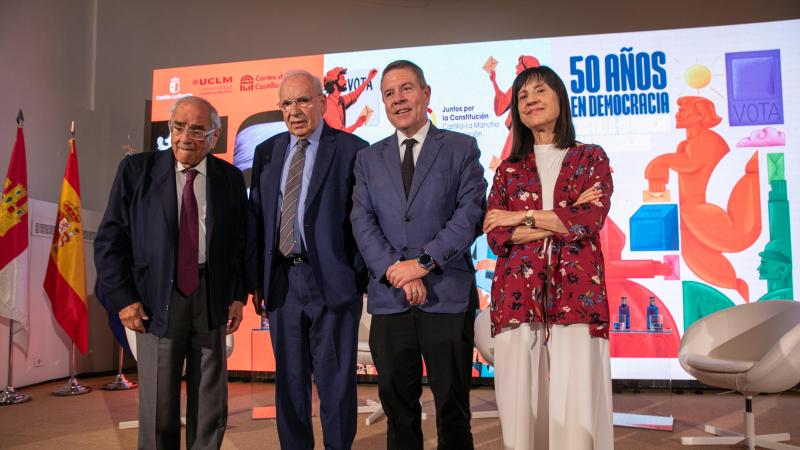 El presidente de Castilla La Mancha, Emiliano García Page, junto a Alfonso Guerra, Rodolfo Martín Villa y la periodista Anabel Díez, durante la inauguración de la exposición sobre la Transición en Castilla La Mancha. EP.