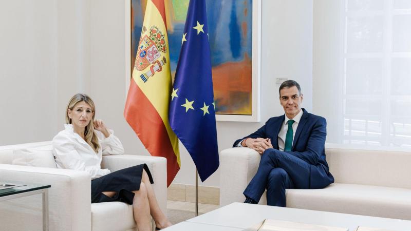 El presidente del Gobierno, Pedro Sánchez, y la vicepresidenta segunda y ministra de Trabajo y Economía Social, Yolanda Díaz, durante una reunión, en 2025. EPArchivo.
