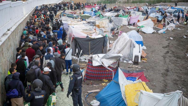 La Policía desaloja a los migrantes de playa Benítez, a 29 de septiembre de 2026, en Ceuta
