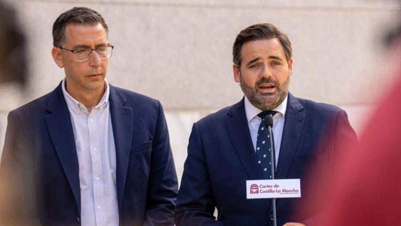 El alcalde de Seseña y el líder del PP en Castilla-La Mancha en una convocatoria a medios. EP.
