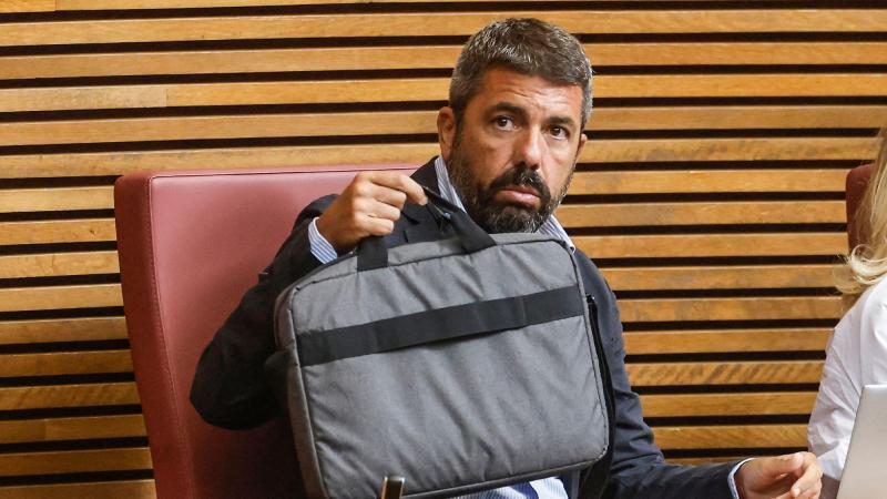 El expresident de la Generalitat Valenciana, Carlos Mazón, en su escaño de Les Corts. EP