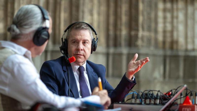 El presidente de Castilla-La Mancha, Emiliano García-Page, en una entrevista en RNE. EP.