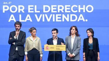 El ministro de Derechos Sociales, Consumo y Agenda 2030, Pablo Bustinduy, explica el decreto de alquileres indefinidos junto a (de izquierda a derecha) el ministro de Cultura, Ernest Urtasun; la vicepresidenta segunda y ministra de Trabajo y Economía Social, Yolanda Díaz; la ministra de Sanidad, Mónica García; y la ministra de Juventud e Infancia, Sira Rego. EP.