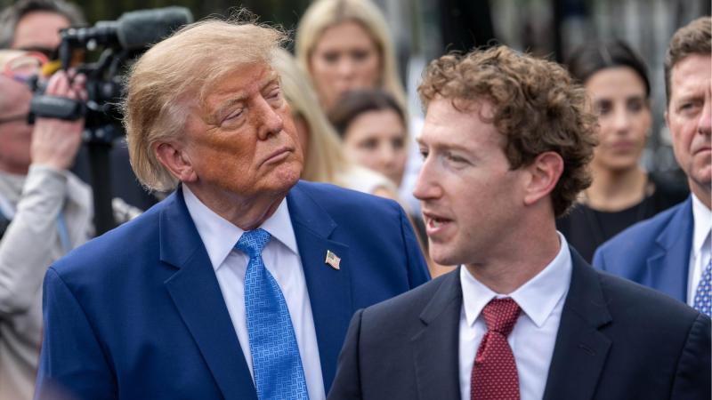 Mark Zuckerberg junto a Donald Trump a las puertas de la Casa Blanca antes de firmar el 'Compromiso Conjunto sobre Responsabilidades en la Frontera Tecnológica'