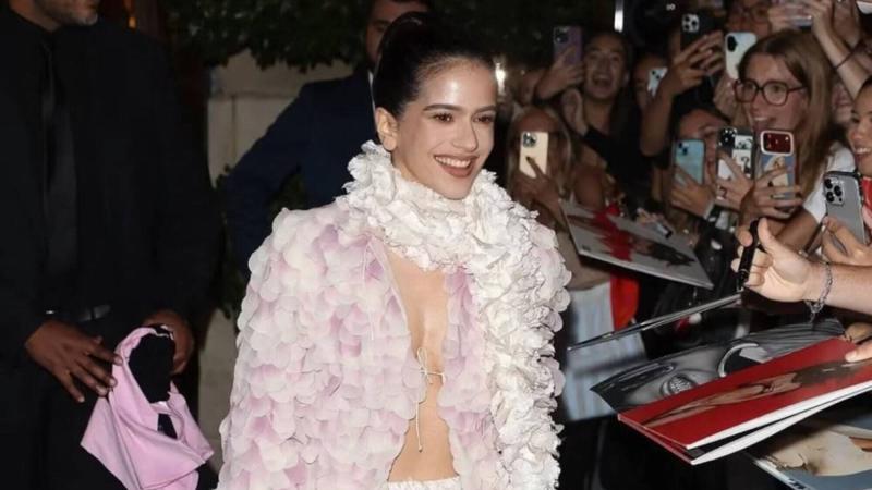 Rosalía estrena en París uno de los looks de la nueva colección primavera-verano 2027 de Dior. GETTY IMAGES