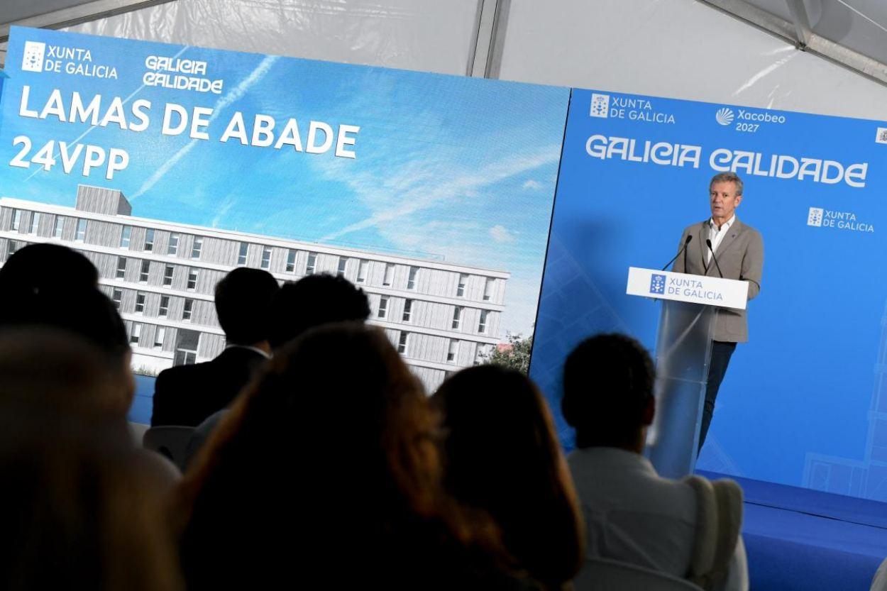 El presidente de la Xunta, Alfonso Rueda, durante la entrega de 24 viviendas en Santiago, las primeras públicas desde hace más de una década (Foto: Xunta de Galicia).