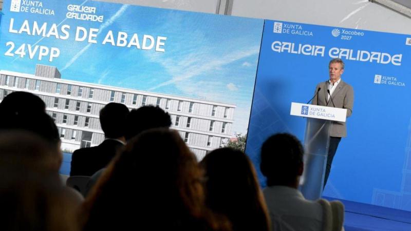 El presidente de la Xunta, Alfonso Rueda, durante la entrega de 24 viviendas en Santiago, las primeras públicas desde hace más de una década (Foto: Xunta de Galicia).