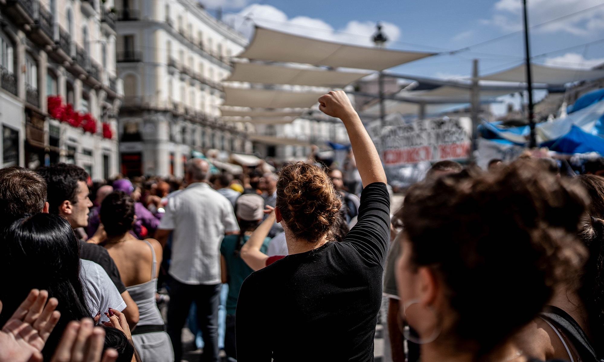 Una manifestante con el puño en alto en la Puerta del Sol. EP