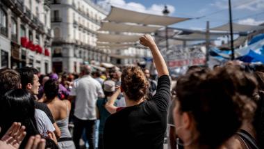 Una manifestante con el puño en alto en la Puerta del Sol. EP