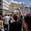 Una manifestante con el puño en alto en la Puerta del Sol. EP