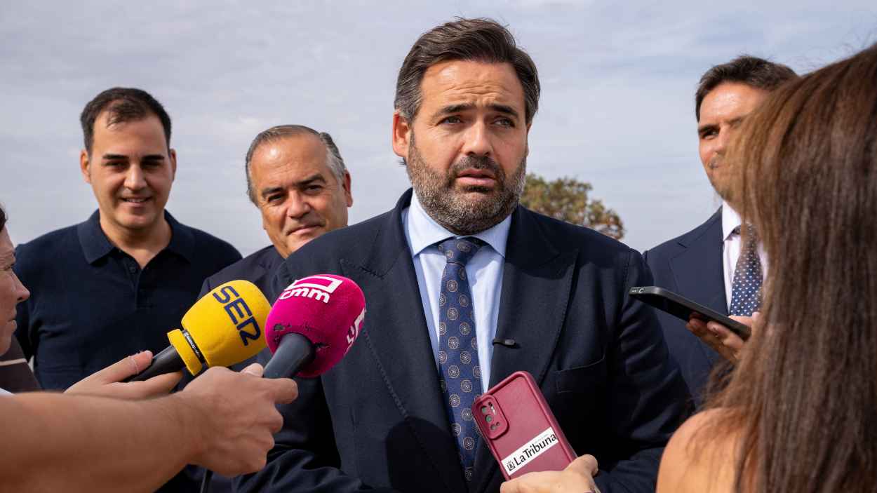 El presidente del PP en Castilla-La Mancha, Paco Núñez, atiende a los medios desde Talavera de la Reina. EP.