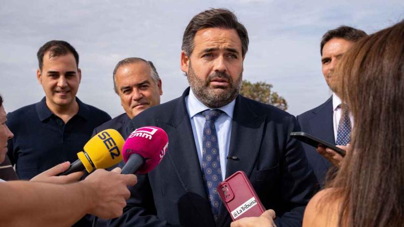 El presidente del PP en Castilla-La Mancha, Paco Núñez, atiende a los medios desde Talavera de la Reina. EP.