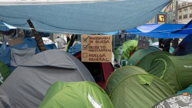 Cientos de personas durante la acampada por la vivienda, en la Puerta del Sol, a 30 de septiembre de 2026, en Madrid. EP.