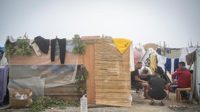 Migrantes en el asentamiento en la playa de El Trampolín, a 30 de septiembre de 2026, en Ceuta. EP.