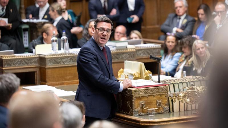 El primer ministro británico, Andy Burnham, en la Cámara de los Comunes
