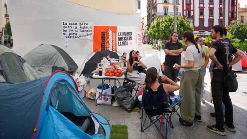 Imagen de la acampada instalada en las Setas de Sevilla en solidaridad con el desahucio de Maricarmen / EP