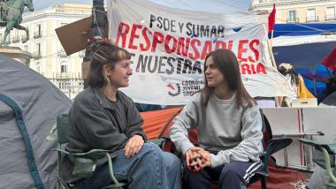 Carlota Fabregat (izquierda) y Marta Hernández (derecha), portavoces de la Coordinadora Juvenil Socialista (CJS). ElPlural.