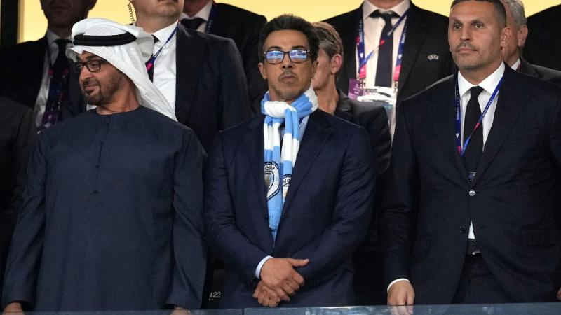 El propietario del Manchester City, Sheikh Mansour bin Zayed, junto al presidente del club, Khaldoon Khalifa Al Mubarak, durante la final de la Champions de 2023. Europa Pres Archivo.