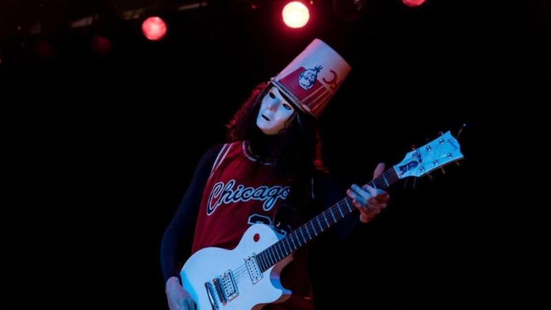 Buckethead tocando la guitarra en directo