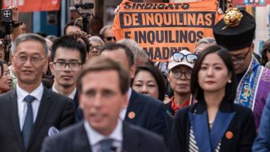 Protestas contra el alcalde de Madrid, José Luis Martínez Almeida, durante la inauguración del primer arco chino en Usera. EP.