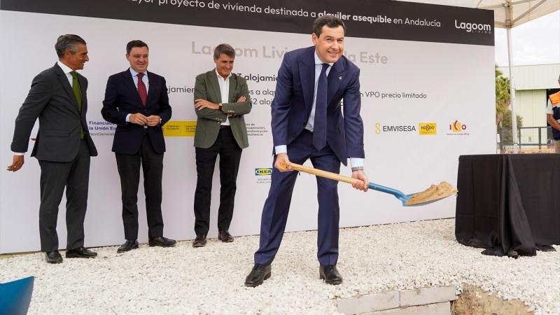 El presidente de la Junta de Andalucía, Juanma Moreno, participa en el acto de colocación de la primera piedra de la promoción de viviendas Lagoon Living Sevilla Este / EP El presidente de la Junta de Andalucía, Juanma Moreno, participa en el acto de colocación de la primera piedra de la promoción de viviendas Lagoon Living Sevilla Este / EP