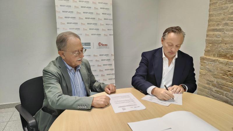 Francisco Zamora Catalá y David González Wonham durante la firma del convenio