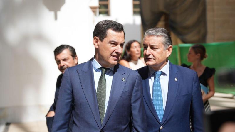 El presidente de la Junta de Andalucía, Juanma Moreno (i) y el vicepresidente primero y consejero de Presidencia, Sanidad y Emergencias, Antonio Sanz / EP