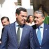 El presidente de la Junta de Andalucía, Juanma Moreno (i) y el vicepresidente primero y consejero de Presidencia, Sanidad y Emergencias, Antonio Sanz / EP