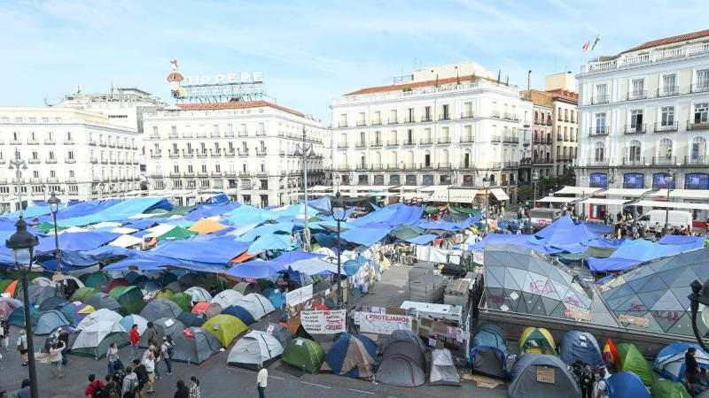 Tiendas de campaña durante la acampada por la vivienda, en la Puerta del Sol. EP.