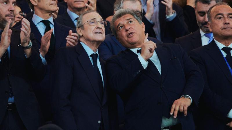 Florentino Pérez y Joan Laporta conversan durante un Real Madrid - Fútbol Club Barcelona. Archivo.