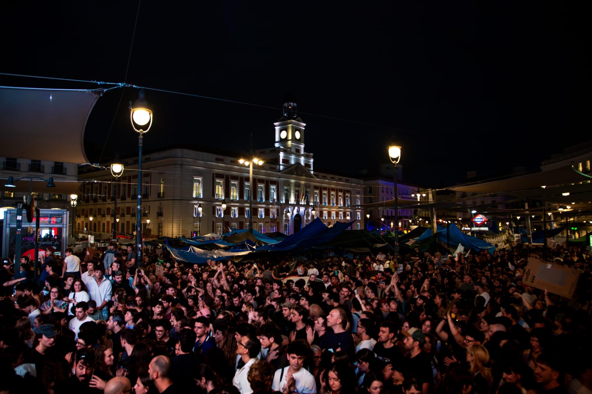 Una masa de gente protesta en la Puerta del Sol por el derecho a la vivienda. Tamara Rozas