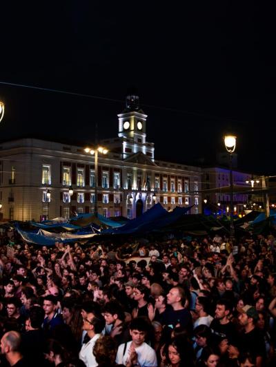 Una masa de gente protesta en la Puerta del Sol por el derecho a la vivienda. Tamara Rozas