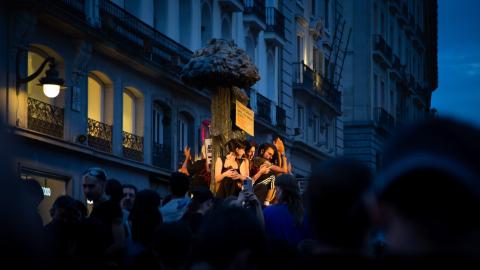 Varias personas en el monumento del oso y el madroño durante la acampada por la vivienda en la Puerta del Sol. Tamara Rozas