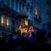 Varias personas en el monumento del oso y el madroño durante la acampada por la vivienda en la Puerta del Sol. Tamara Rozas