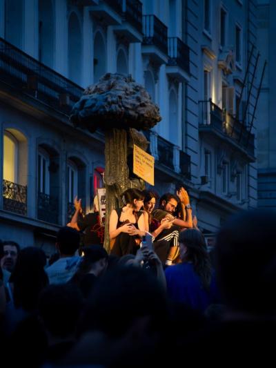 Varias personas en el monumento del oso y el madroño durante la acampada por la vivienda en la Puerta del Sol. Tamara Rozas