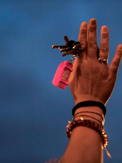 Una mujer levanta unas llaves, símbolo de lucha por la vivienda, en la Puerta del Sol. Tamara Rozas