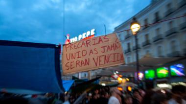 Un cartel contra la precariedad cuelga de una de las lonas colocadas durante la acampada en Sol por la vivienda. Tamara Rozas