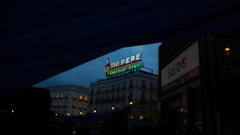 El emblemático edificio de 'Tío Pepe', desde una entrada a la estación de Sol (Cercanías Renfe), 'supervisa' la acampada por la vivienda. Tamara Rozas