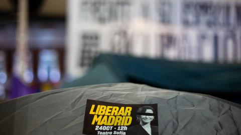 Una pegatina crítica con la presidenta de la Comunidad de Madrid, Isabel Díaz Ayuso, sobre una tienda de campaña situada en la Puerta del Sol. Tamara Rozas
